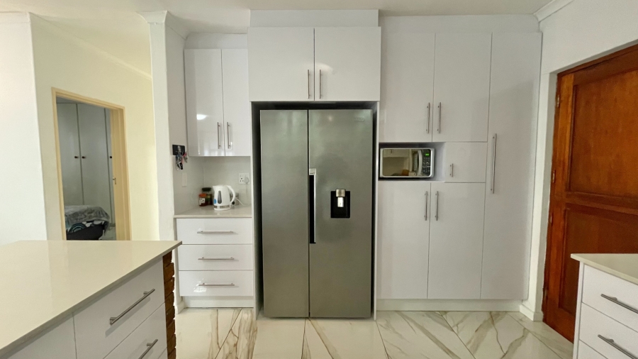4 Bedroom Property for Sale in Gordons Bay Central Western Cape